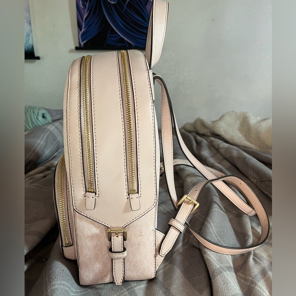 Michael Kors bag selling it because I don’t use it anymore - Picture 3 of 5